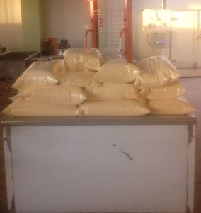 Harina de lucuma en bolsas plásticas a granel hecha en planta de procesos de secado y molienda en Lima